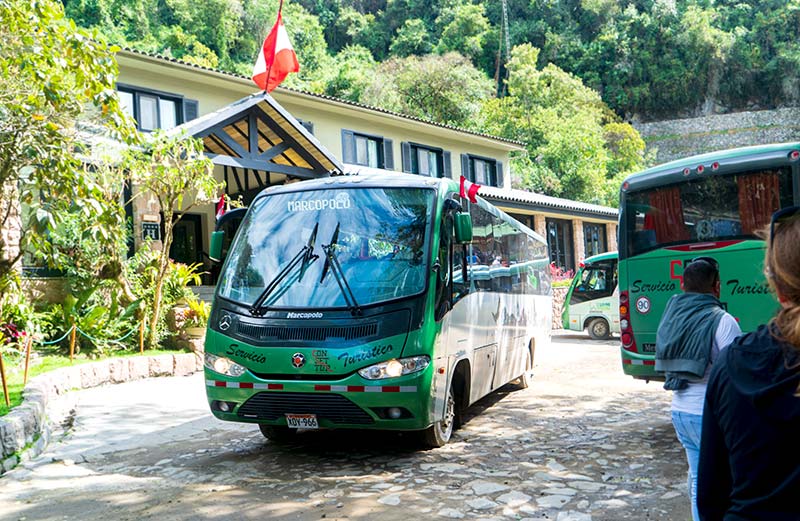 Ônibus em frente ao hotel Machu Picchu Sanctuary Lodge
