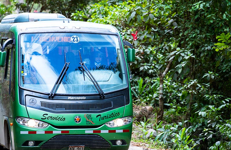 Ônibus da Consettur para o sítio arqueológico de Machu Picchu