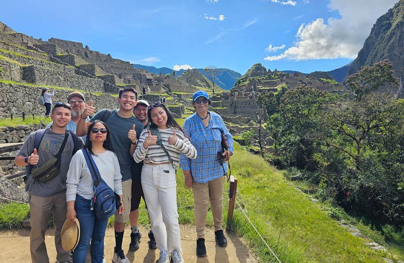 Família de estrangeiros visitando Machu Picchu