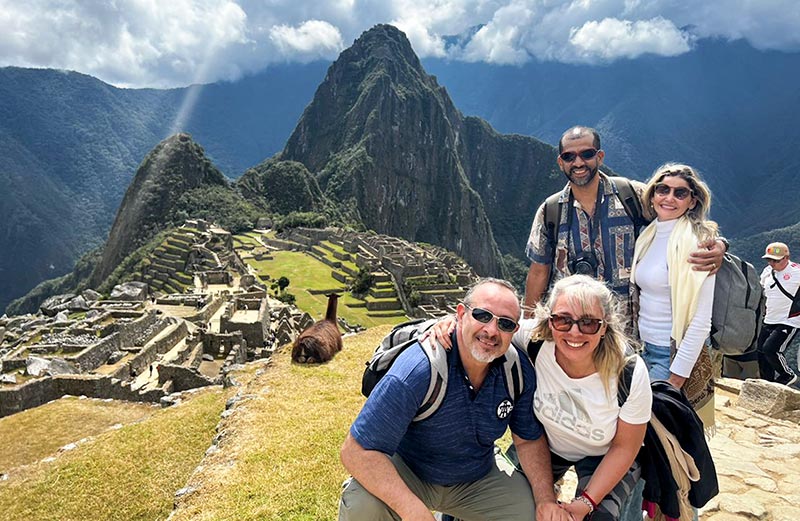 Grupo de amigos explorando as ruínas de Machu Picchu