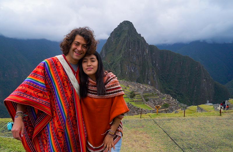 Foto clássica de casal de turistas em Machu Picchu