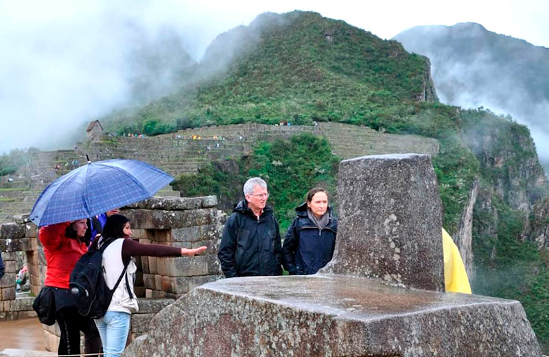 Turistas em Machu Picchu em um dia chuvoso