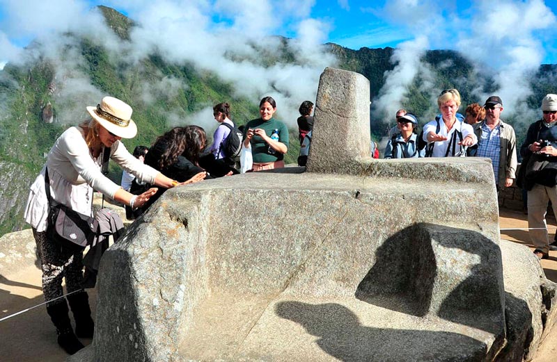 Turistas sentindo a energia de Machu Picchu