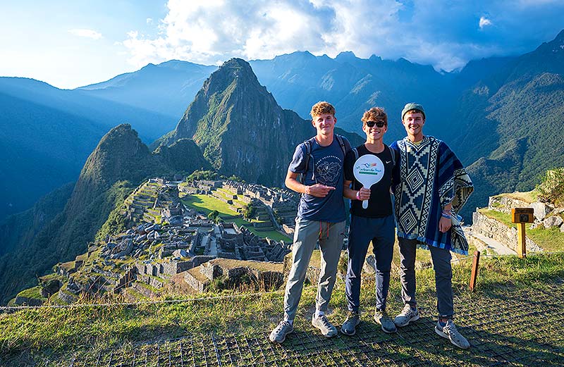 Amigos visitando Machu Picchu