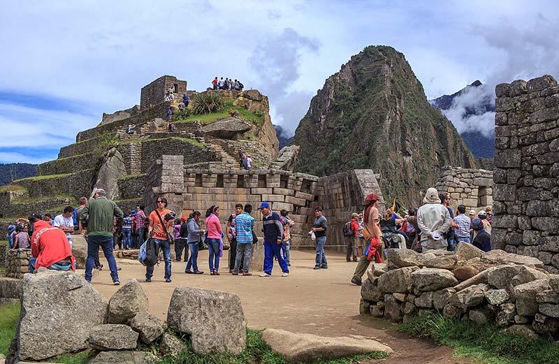 Turistas olhando para o templo principal de Machu Picchu