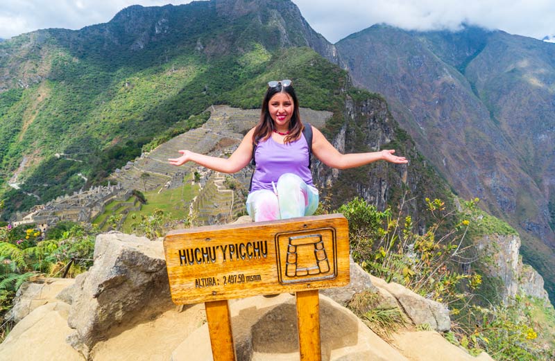 No topo da pequena montanha Huchuy Picchu