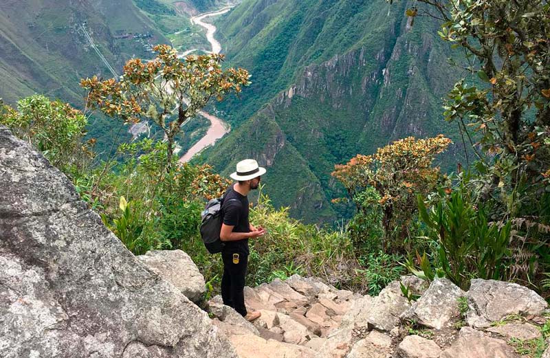 Turista subindo ao cume da montanha Machu Picchu
