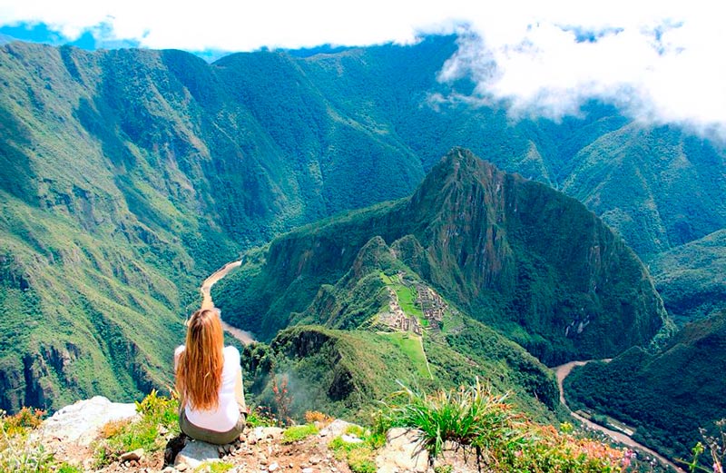 Observando a cidadela inca da montanha de Machu Picchu