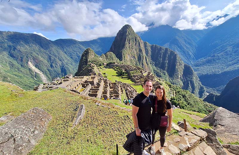 Casal de turistas em Machu Picchu