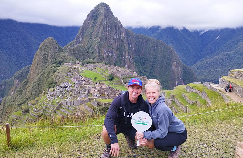 Casal de turistas visitando Machu Picchu