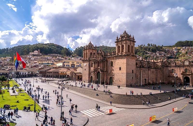 Vista da catedral na Plaza de Armas de Cusco