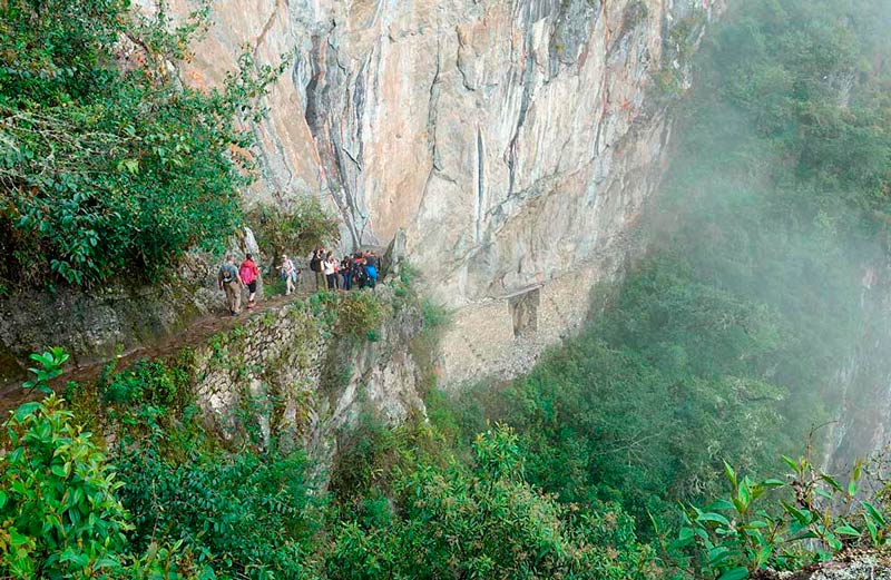 Turistas na Ponte Inca - Dia nublado