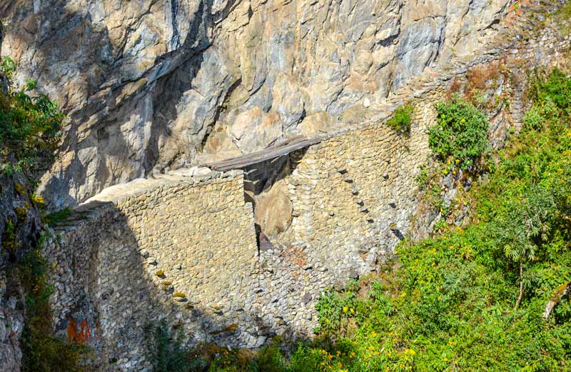 Ponte Inca de Machu Picchu construída em um penhasco