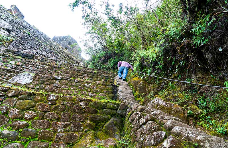 Turista escalando o cume de Huayna Picchu