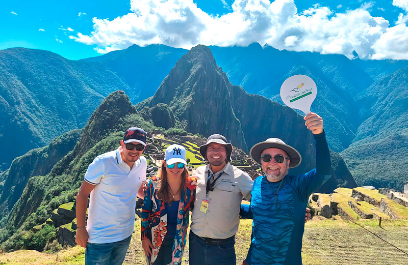 Turistas aproveitando o passeio em Machu Picchu