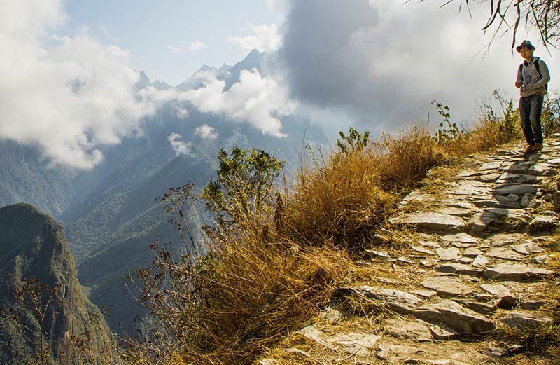 Turista caminhando pela Trilha Inca