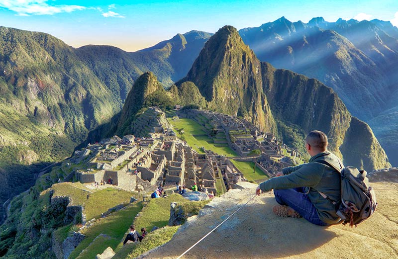 Turista observando a cidadela inca
