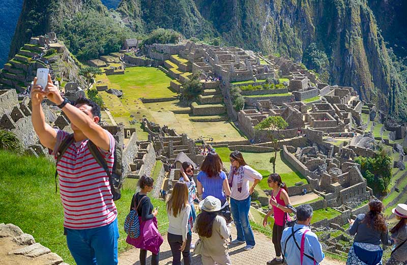 Viajante tirando uma selfie em Machu Picchu