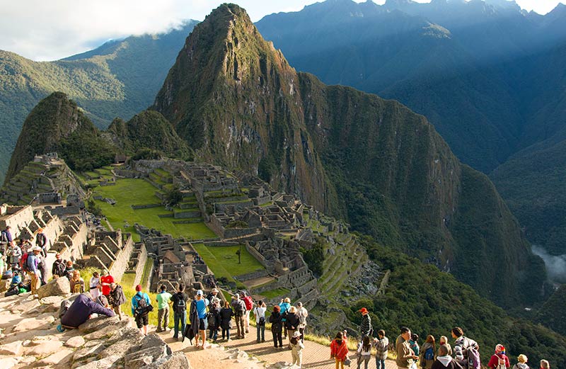 Turistas aguardando o nascer do sol em Machu Picchu