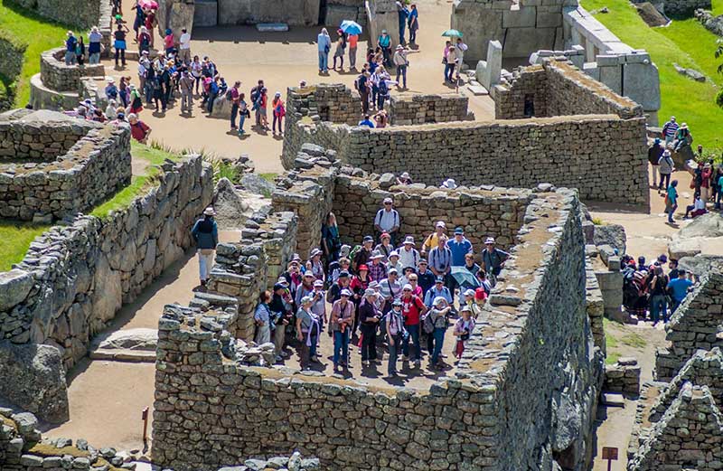 Turistas que visitam Machu Picchu na alta temporada
