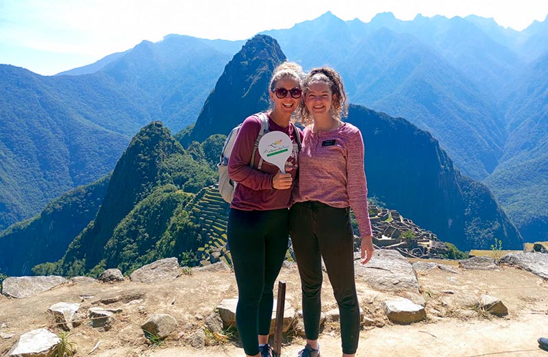 Turistas apreciando a cidadela inca