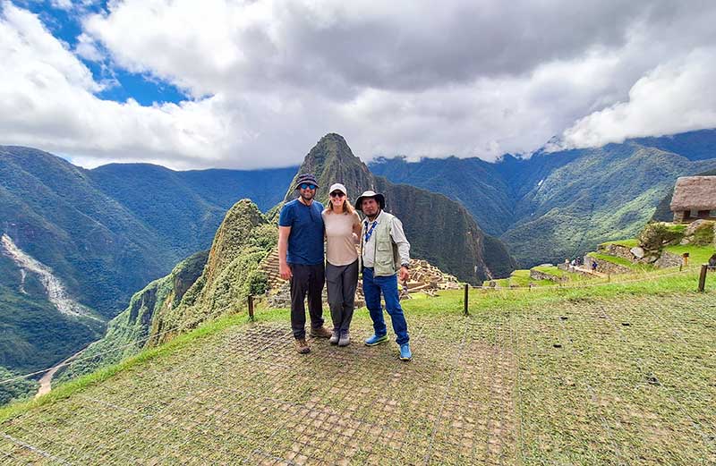 Turistas tirando a foto clássica em Machu Picchu