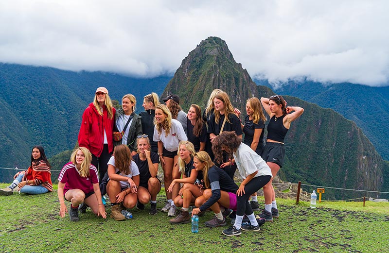 Grupo de amigos tirando a foto clássica em Machu Picchu