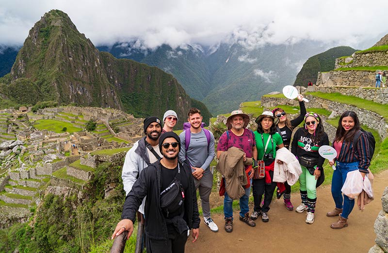 Turistas visitando Machu Picchu