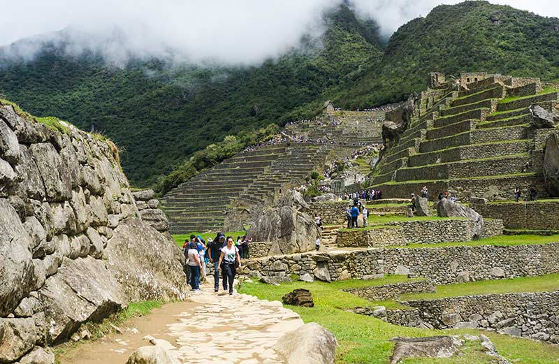 Visitantes em excursão pela cidadela inca
