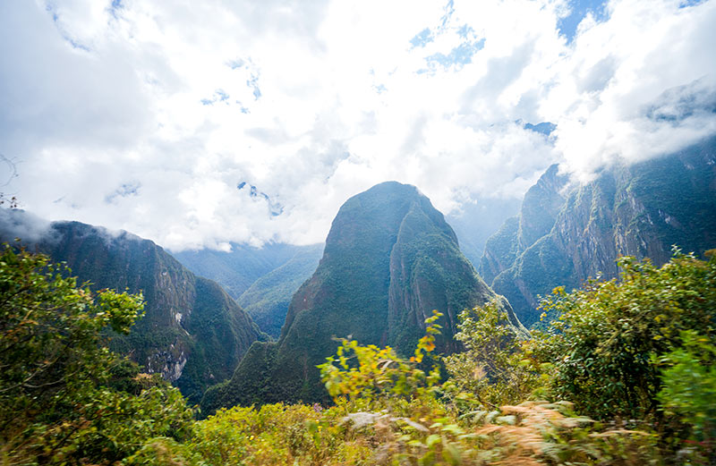 Vista das montanhas ao redor de Machu Picchu